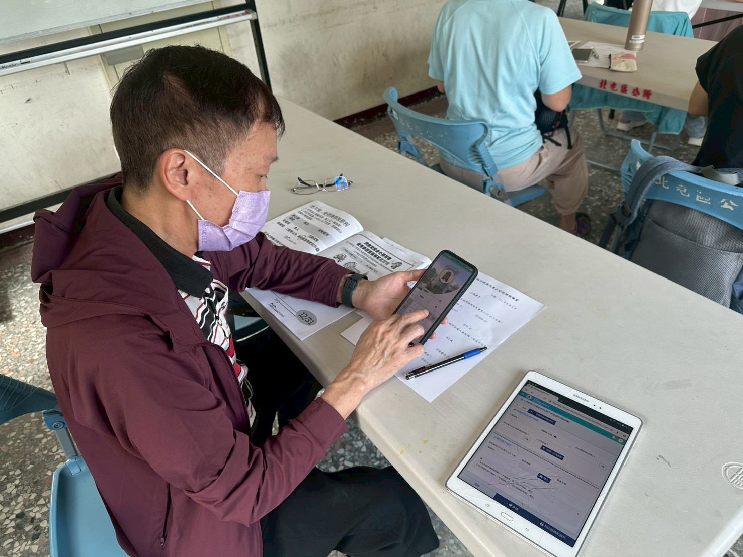 協助下載「統一發票兌獎APP」，並設定桌面小工具，結帳免開程式快速出示手機條碼，儲存發票更便利。