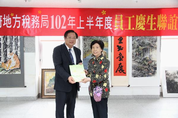 感謝！民權分局志工陳金霞君於本局擔任志工滿15年，頒發本局志願服務「貢獻獎」獎勵。