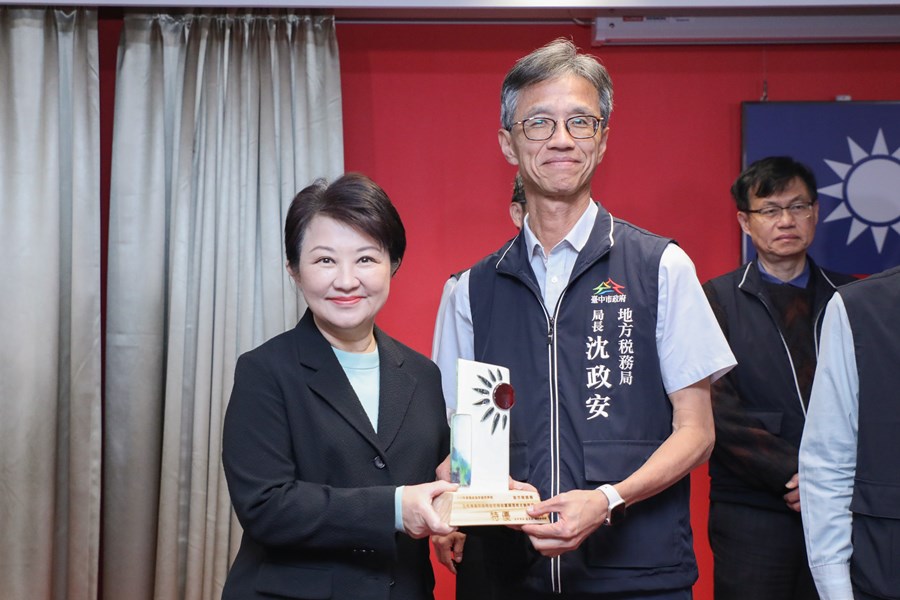 雙特優 台中地稅局主動協助退土增稅3千萬 再獲簡政創新特優獎