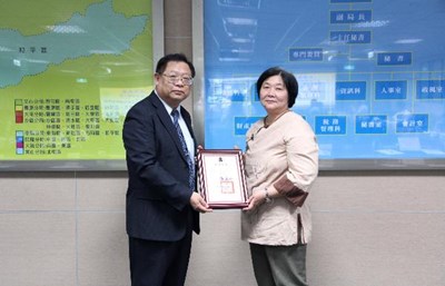 恭喜！民權分局志工楊寶蓮君獲頒財政部賦稅署「102年稅務績優志工」，獲頒發「金質徽章」。