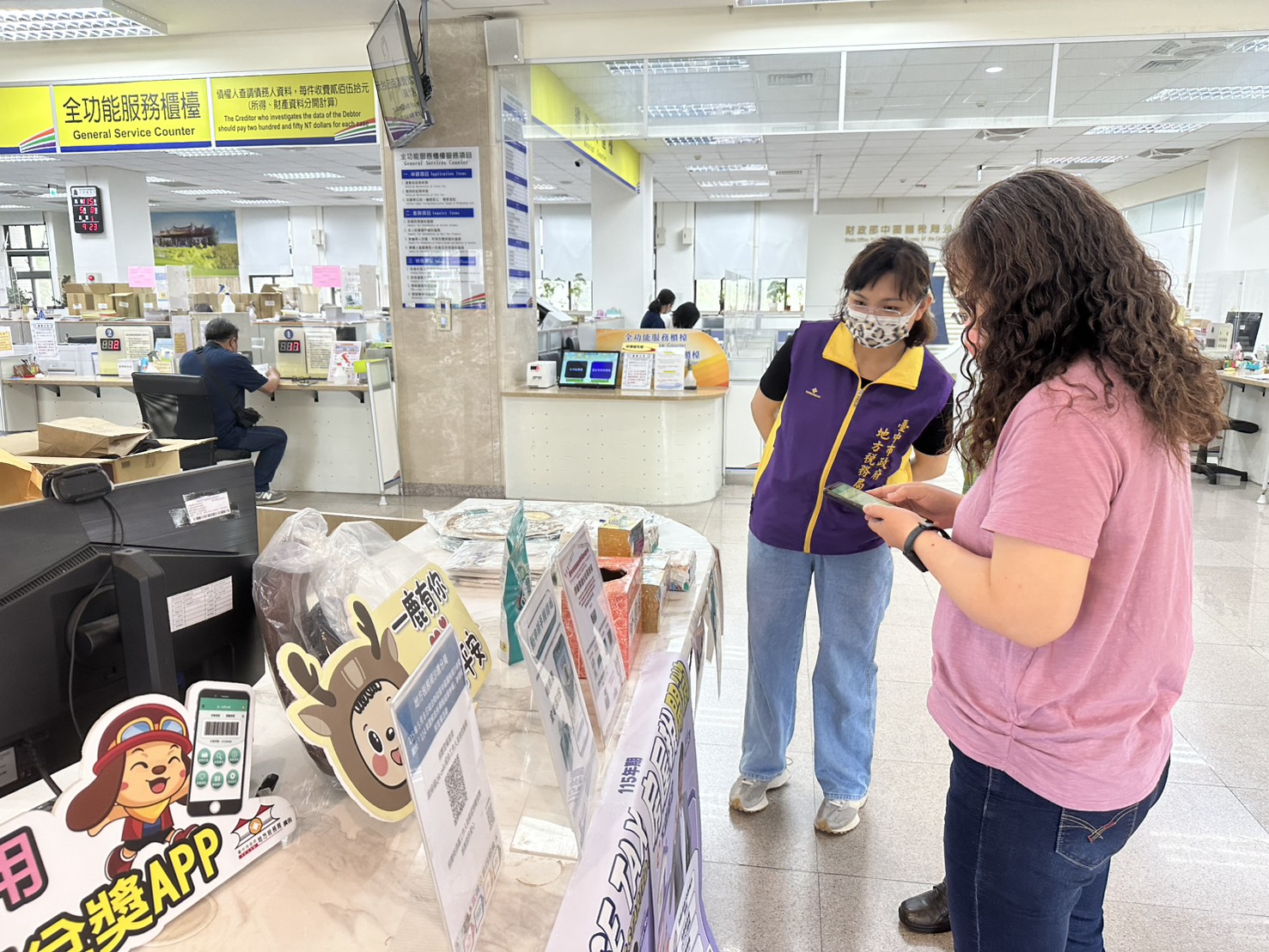 宣導同仁協助民眾捐發票兌換宣導品。