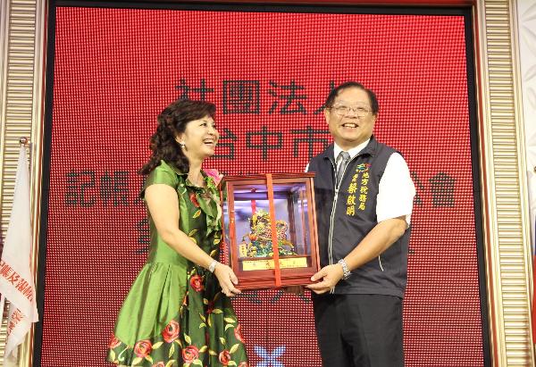 蔡局長頒發社團法人台中市記帳及報稅代理業務人公會派駐本局之志工隊團體獎及個人獎之櫻花獎獎勵。