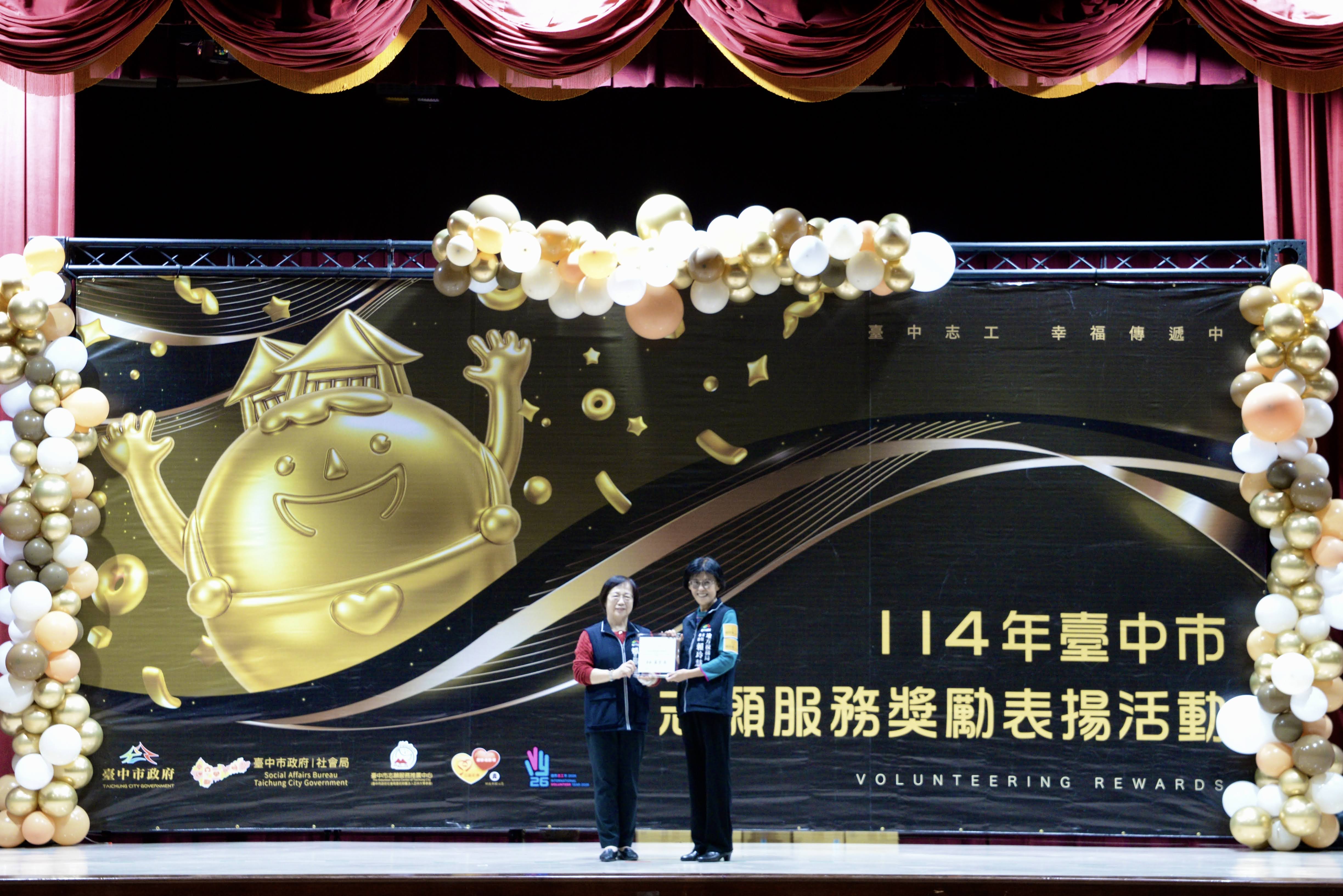 主任秘書帶領夥伴出席領獎