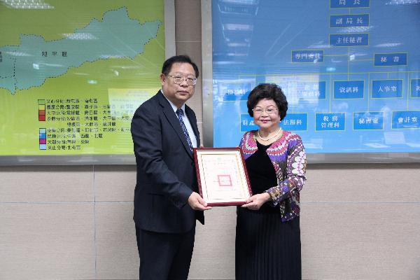 恭喜！民權分局志工蔡金女君獲頒內政部「102年度內政部志願服務獎勵」，獲頒發「志願服務績優銅牌獎」。