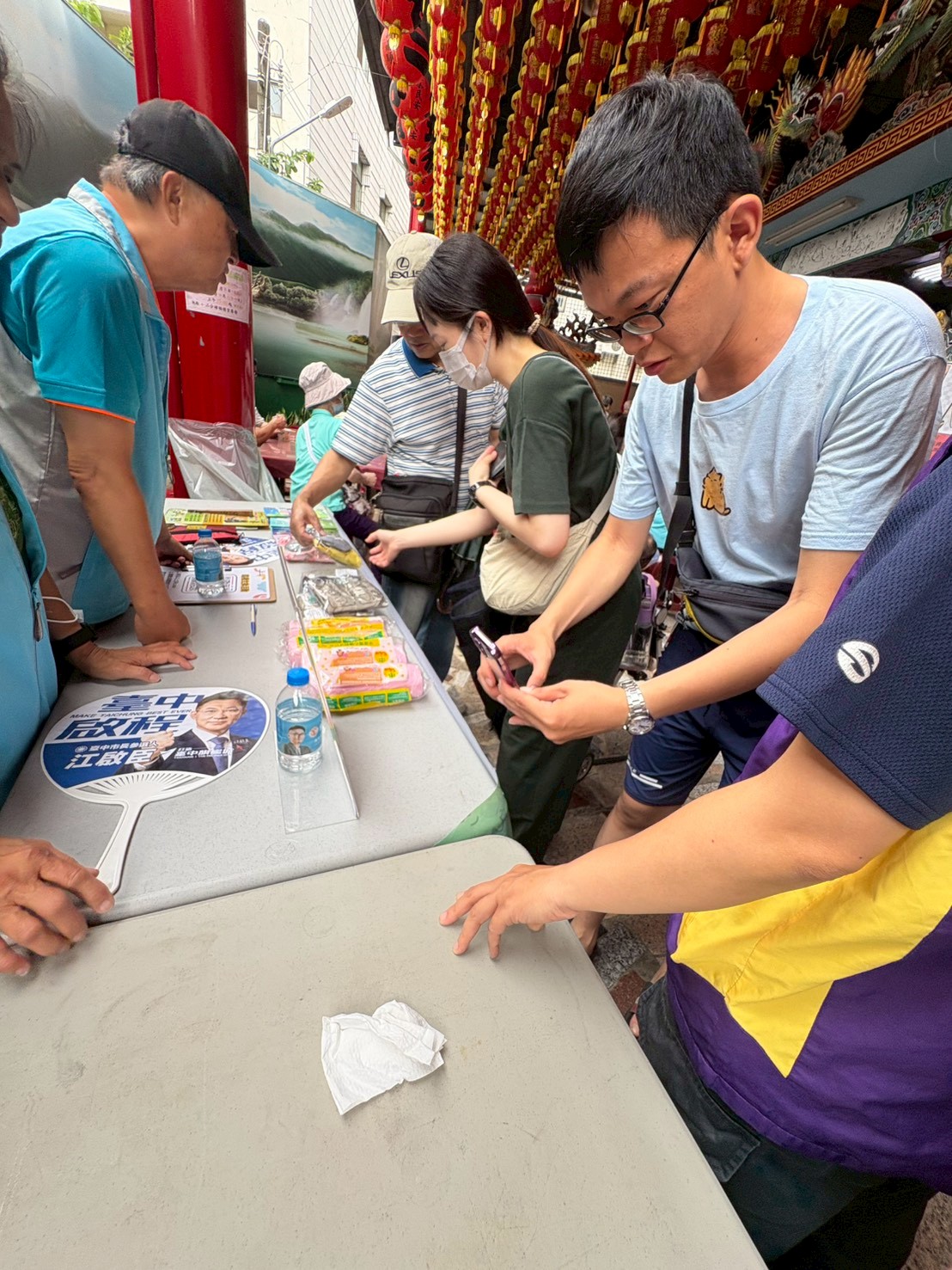 協助民眾捐贈雲端發票兌換宣導品，並推廣下載統一發票兌獎APP、載具歸戶及設定領獎帳戶等。