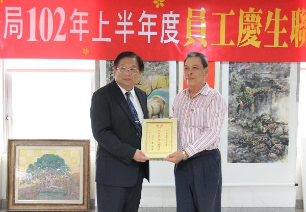 恭喜！文心分局志工吳英隆君獲頒內政部「101年度內政部志願服務獎勵」，獲頒發「志願服務績優金牌獎」。