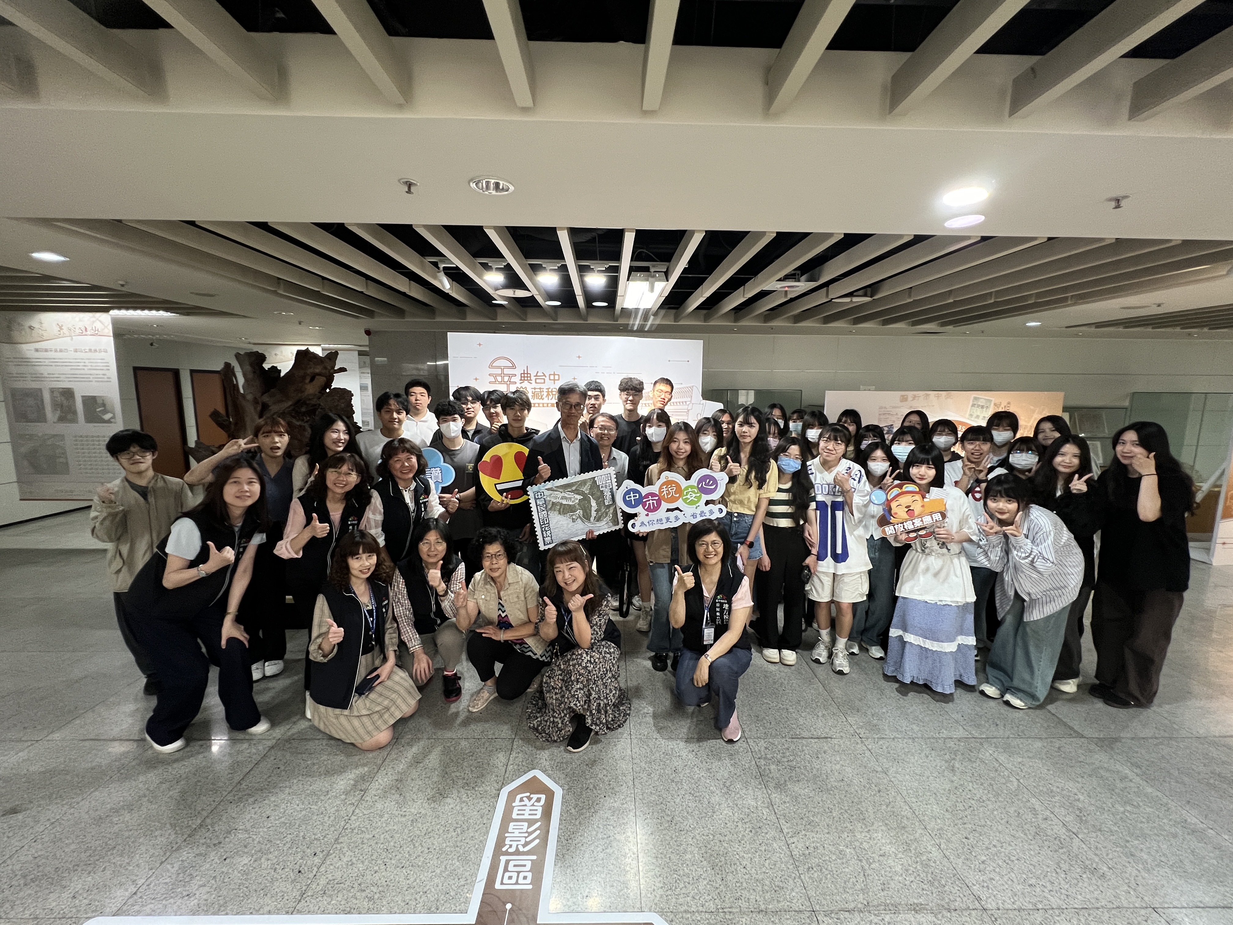 台中科技大學副教務長許義忠帶領學生前往台中地稅局參觀