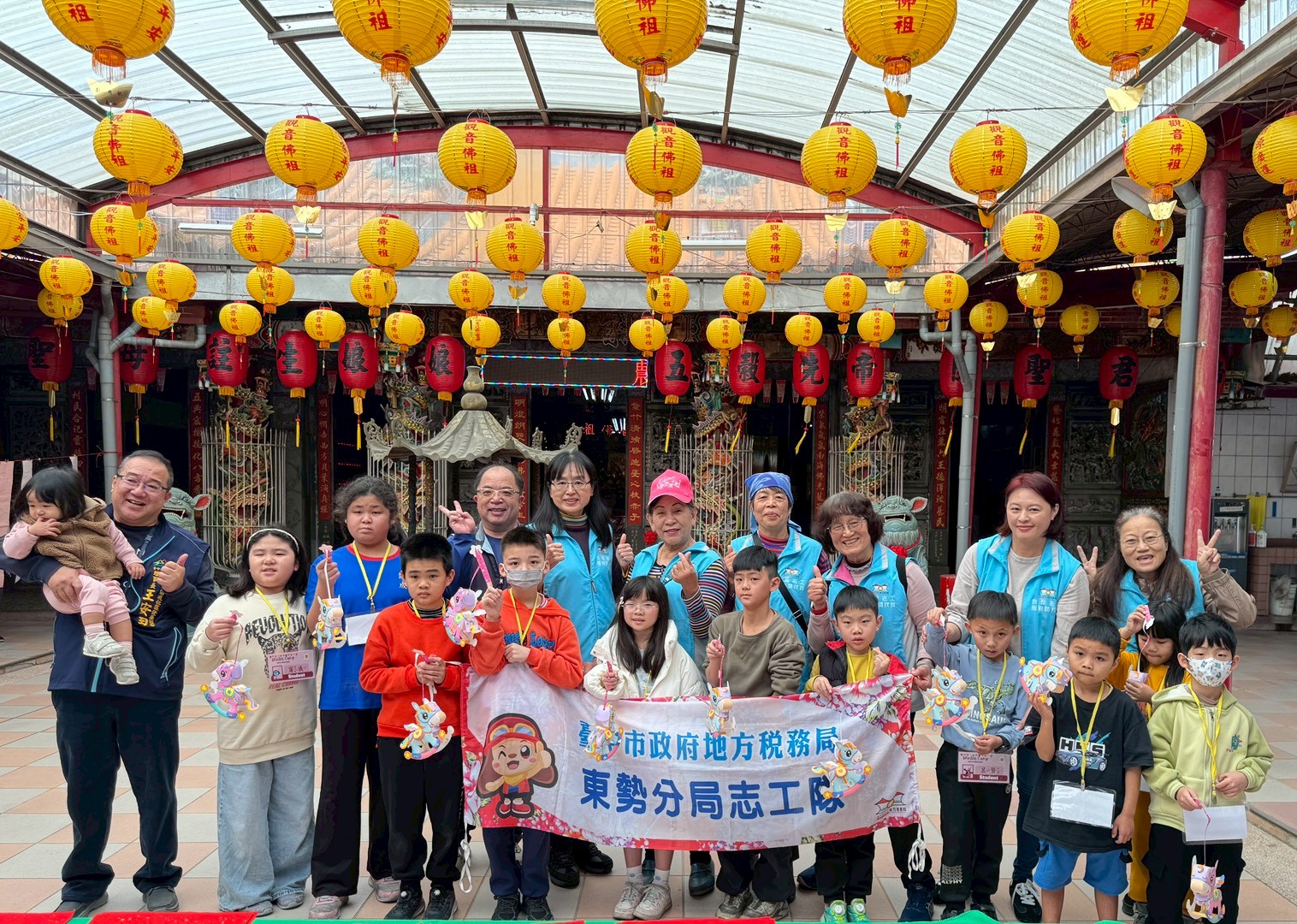 小朋友提著剛完成的燈籠開心大合照