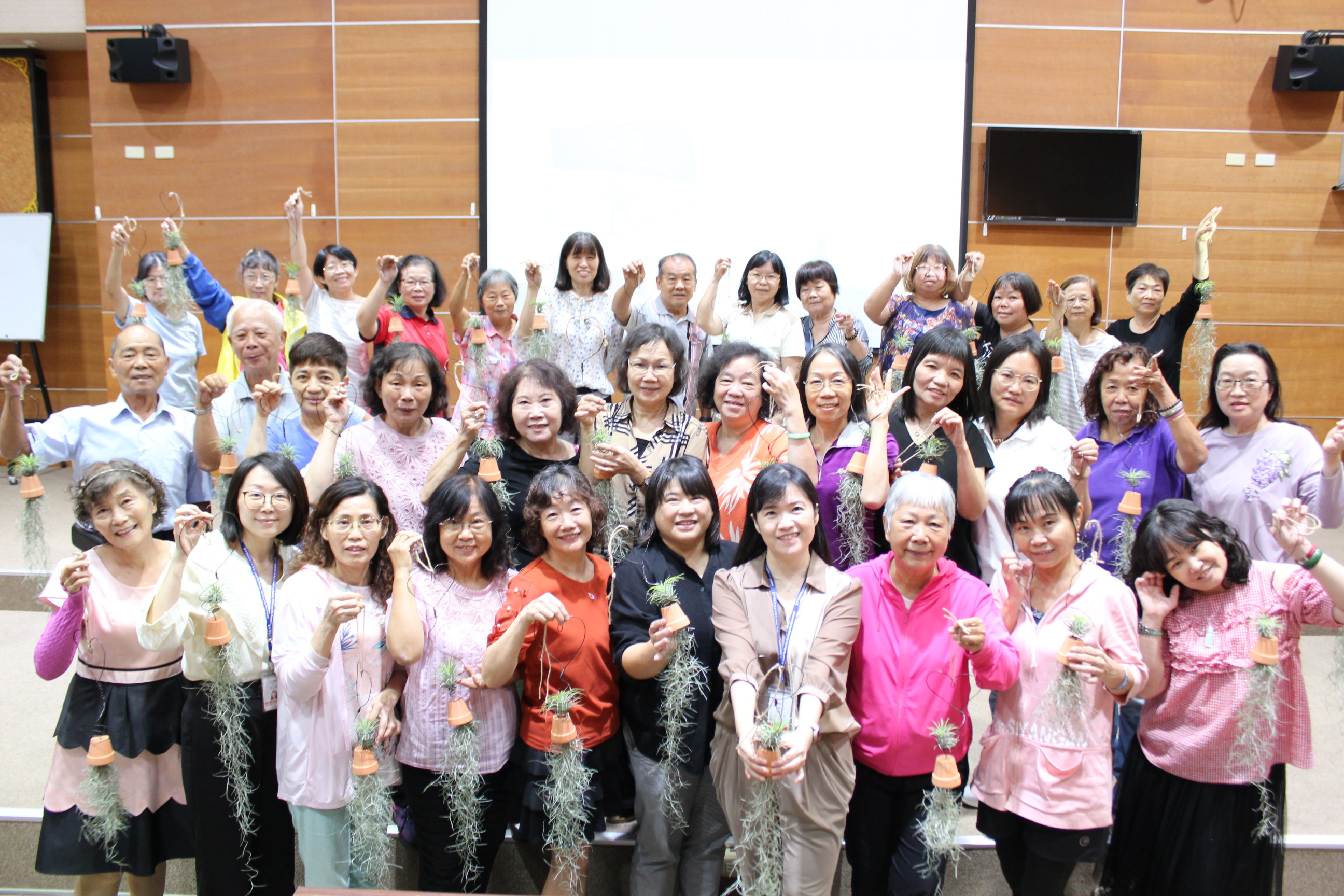 113年第2次志工聯繫會議愛心鋁線花架手作活動