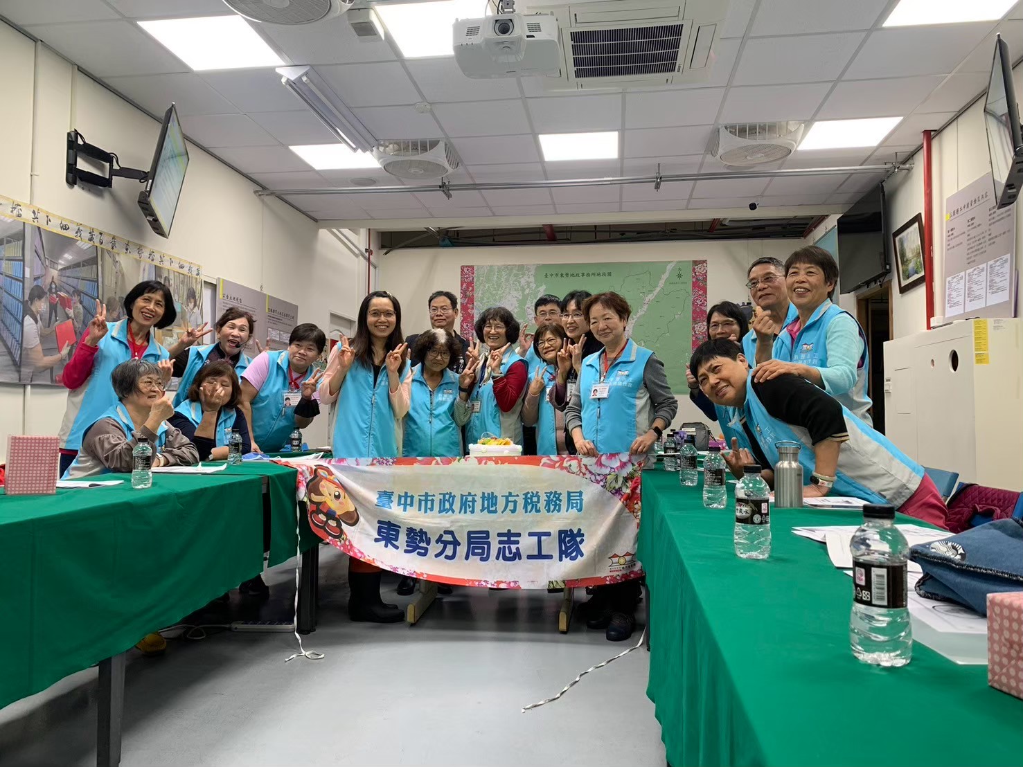 曾主任贊助美味蛋糕與志工夥伴一同共襄盛舉,開心慶生