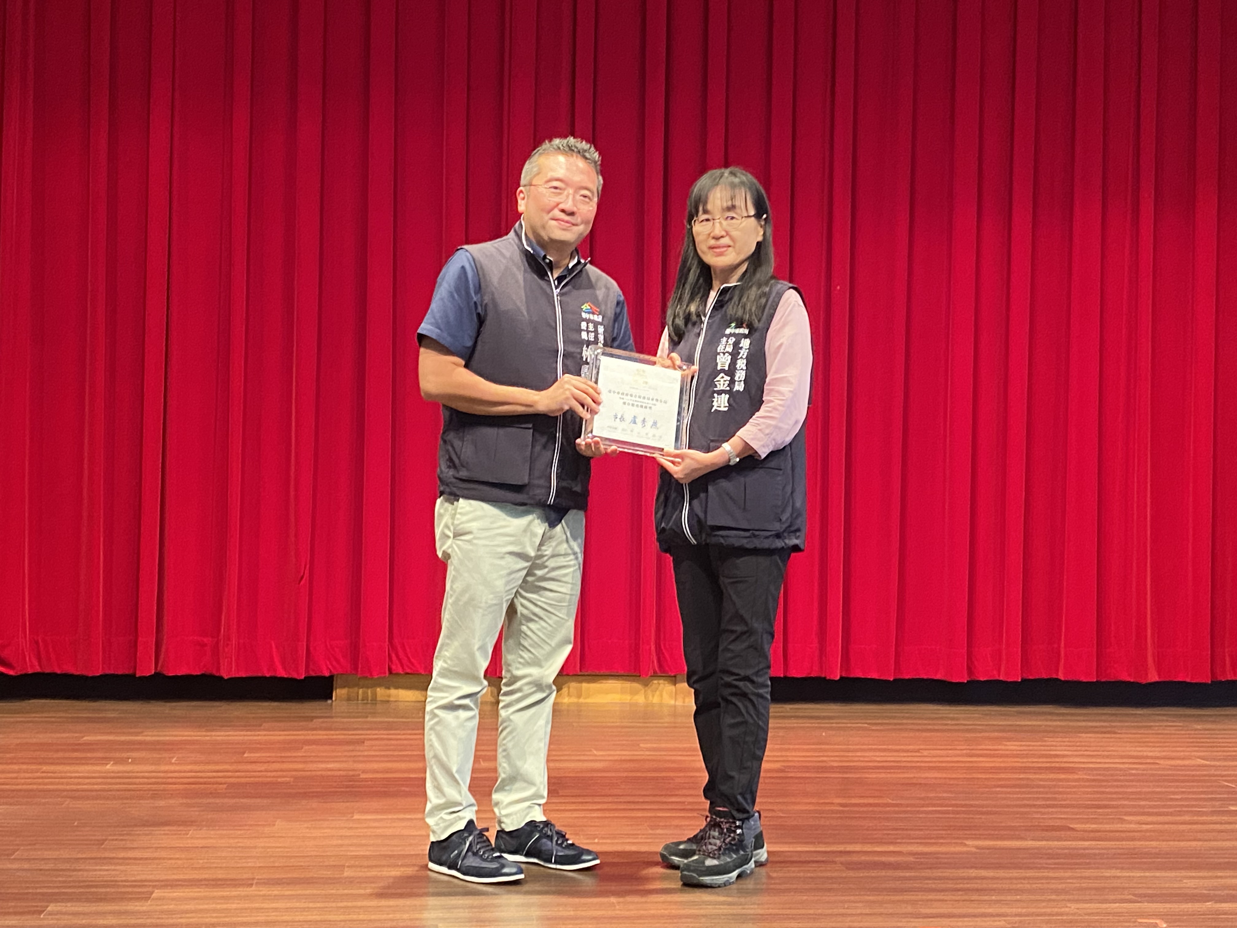 曾主任金連代表本分局受頒獎牌