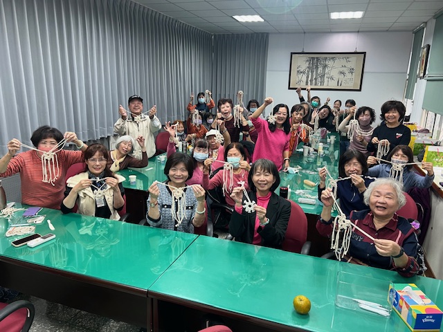 由本分局聘請專業手作講師，指導志工夥伴完成一個個又美又特別的手工編織繩，可留作紀念也可以當成家庭裝飾