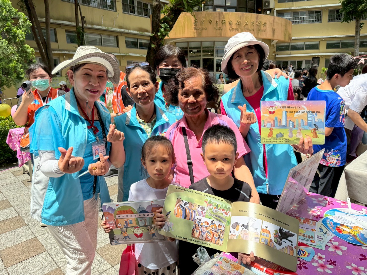 高齡志工古金鈴、莫彩芬、黃美雲、詹美卿配合石岡圖書館端午活動，辦理租稅宣導及推廣志願服務繪本