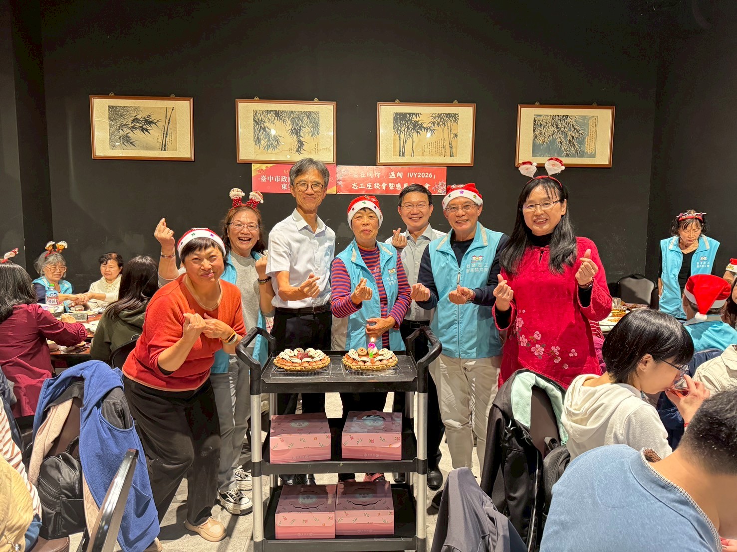東勢分局辦理志工聯繫會議及感恩慶生會,感謝局長沈政安及客委會主委江俊龍蒞臨,與本分局志工隊11月份代表壽星一同合照