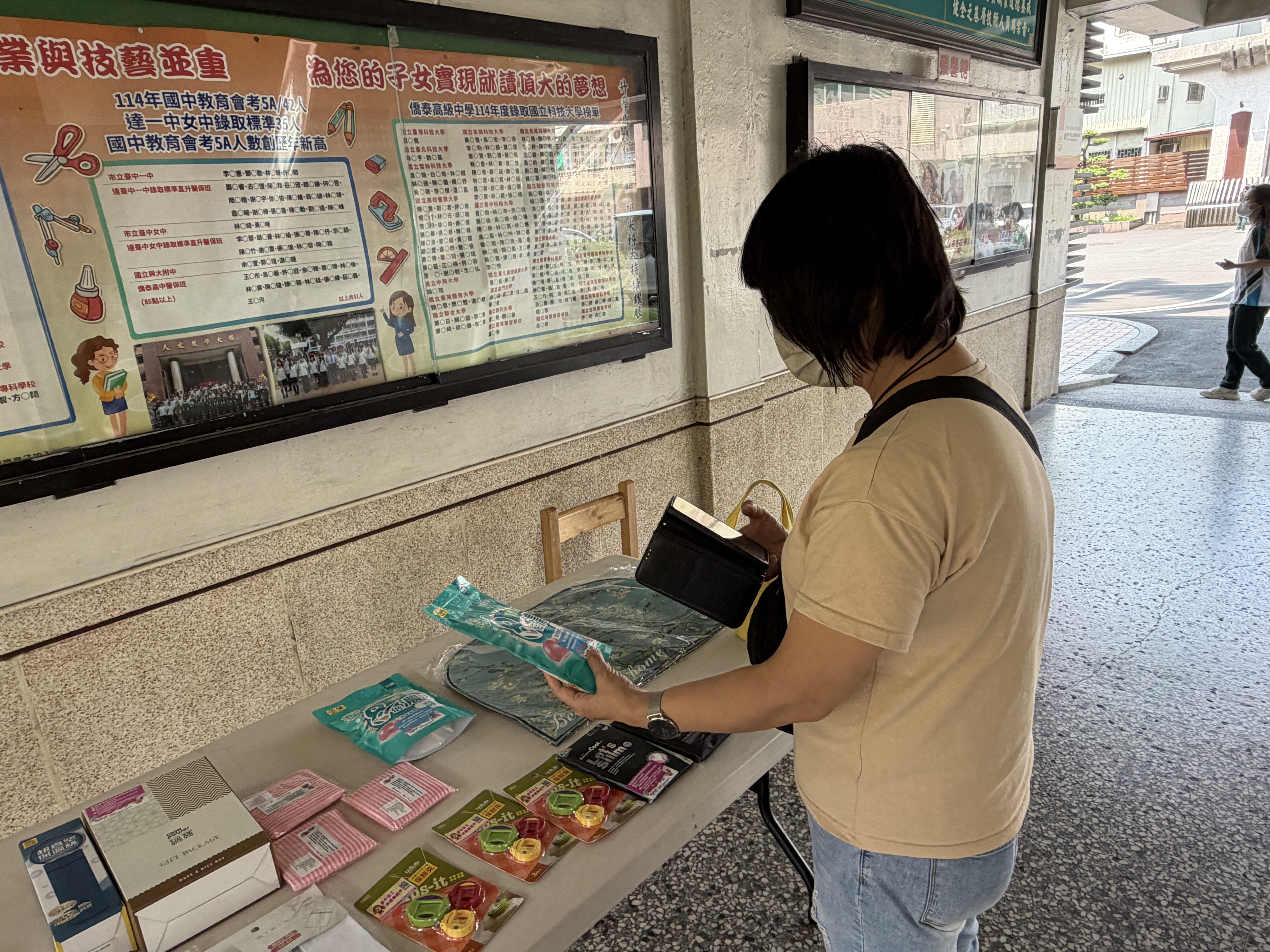 宣導人員鼓勵民眾消費儲存雲端發票，並協助下載「統一發票兌獎APP」，讓民眾瞭解發票明細及中獎資訊。